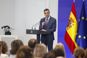 MADRID (ESPAÑA), 28/07/2025.- El presidente del Gobierno, Pedro Sánchez durante una rueda de prensa este lunes en el Palacio de la Moncloa en la que ha hecho balance de los últimos seis meses de mandato antes de las vacaciones, determinado a acabar la legislatura tras la crisis abierta por la imputación de Santos Cerdán. EFE/ Chema Moya