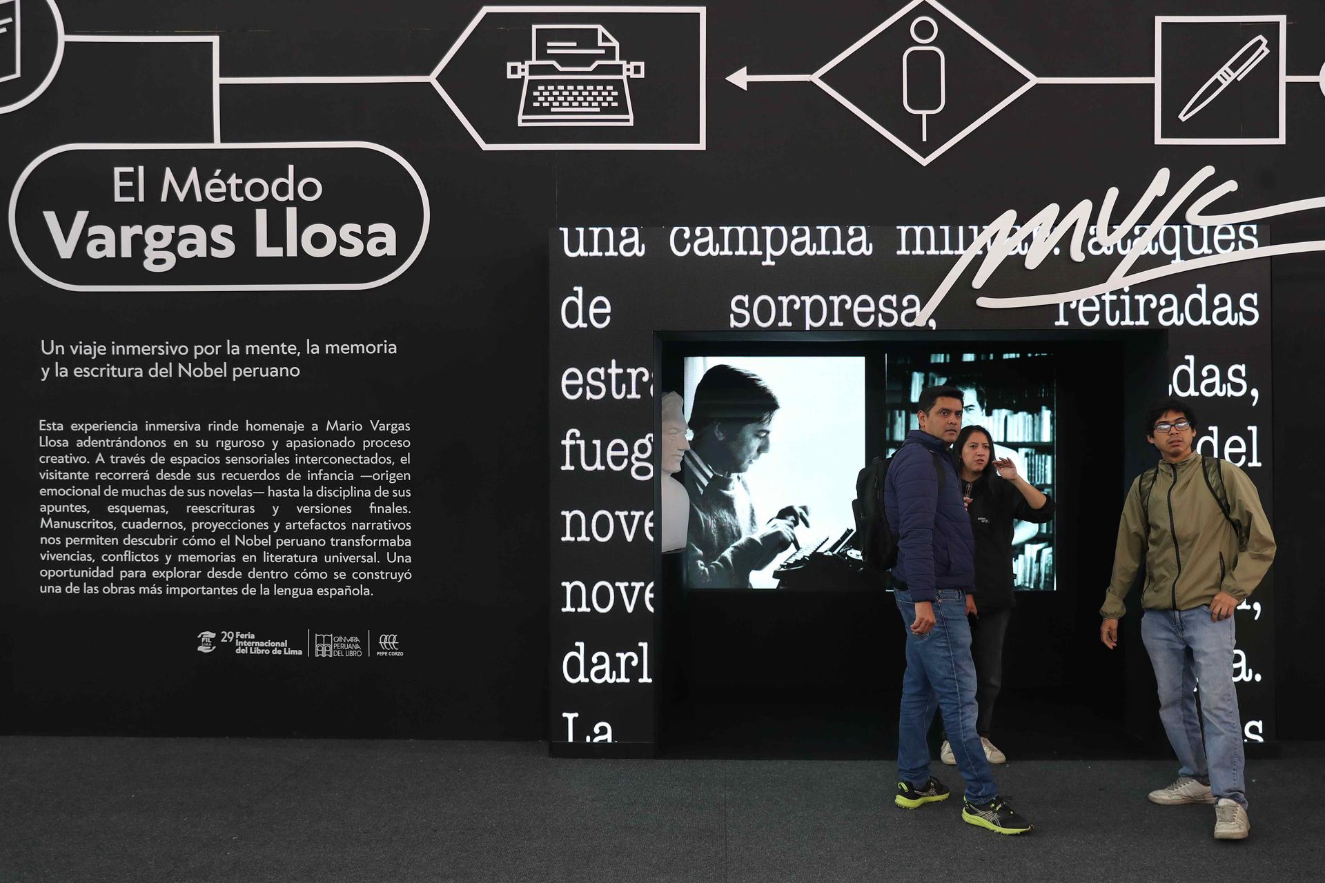 Personas asisten a la exposición inmersiva sobre la vida del nobel de Literatura Mario Vargas este jueves en la Feria Internacional del Libro (FIL) en Lima (Perú). EFE/ Paolo Aguilar