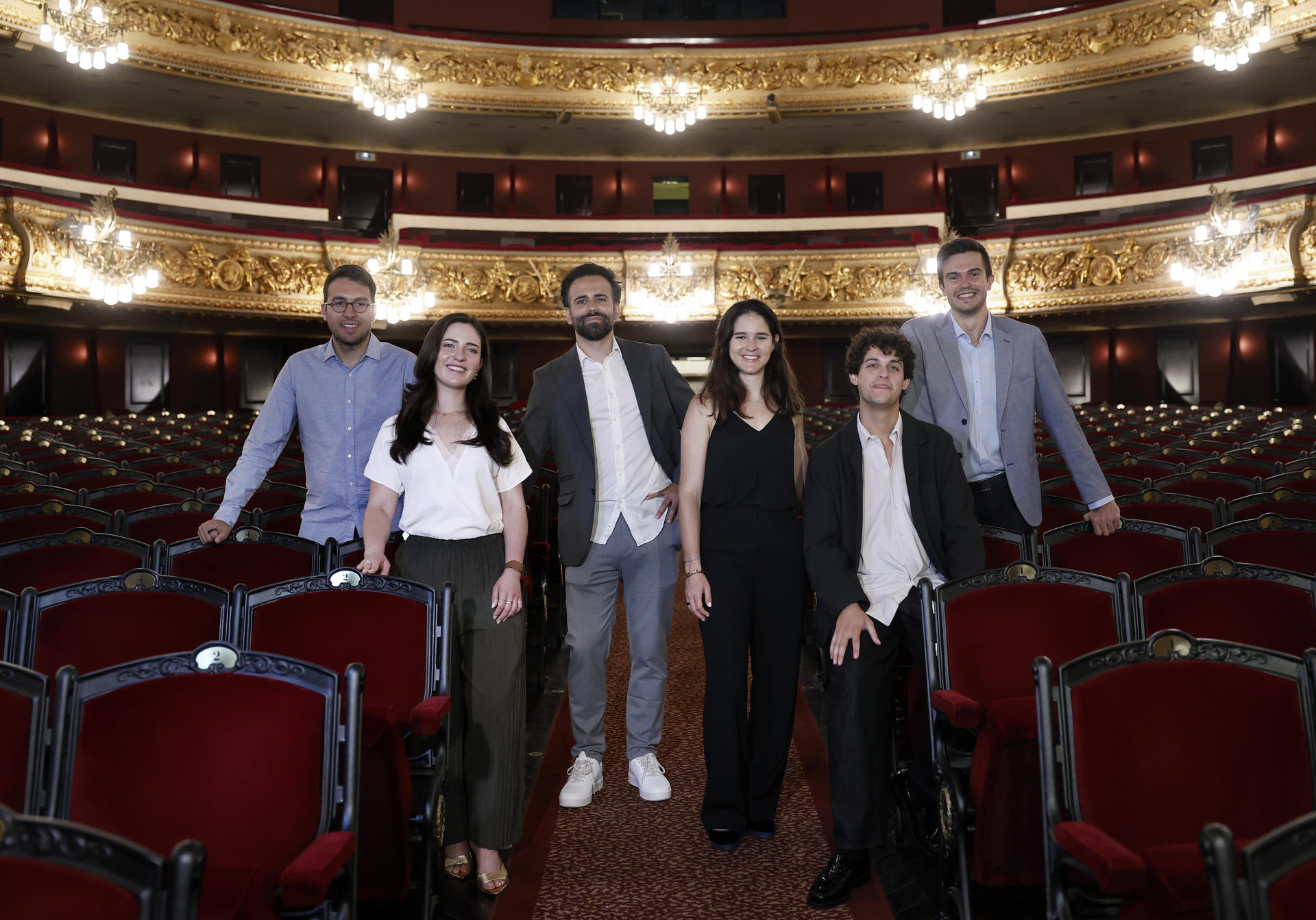 Los jóvenes premiados en los Premios Princesa de Girona, Pablo Sanchez (d), Manuel Bouzas (2d), Andreu Dotti (i), Antoni Forner (3i), Valentina Agudelo (2i) y Gabriela Asturias (3d), posan antes de la rueda de prensa que han ofrecido este lunes en Barcelona para explicar los proyectos en los ámbitos de salud, educación, arquitectura o energía sostenible por los que han sido agraciados. EFE/Andreu Dalmau