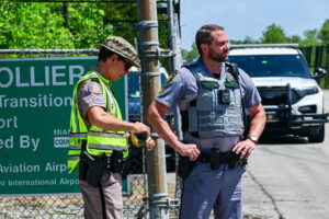 Oficiales de Policía custodian la entrada del centro de detención de migrantes 'Alligator Alcatraz' este sábado, en Ochopee (Estados Unidos). EFE/ Giorgio Viera