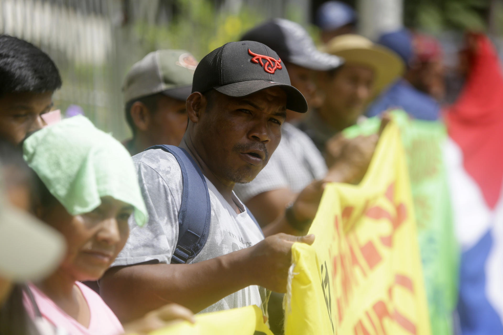 Campesinos sostienen carteles en una protesta contra la construcción de un embalse este jueves, en Ciudad de Panamá (Panamá). EFE/Carlos Lemos
