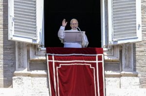 El papa León XIV recita la oración del Ángelus desde la ventana de su oficina con vistas a la Plaza de San Pedro en la Ciudad del Vaticano, el 6 de julio de 2025.  EFE/EPA/RICCARDO ANTIMIANI