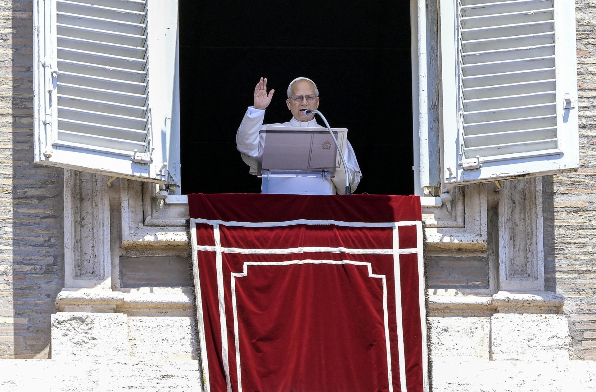 El papa León XIV recita la oración del Ángelus desde la ventana de su oficina con vistas a la Plaza de San Pedro en la Ciudad del Vaticano, el 6 de julio de 2025.  EFE/EPA/RICCARDO ANTIMIANI