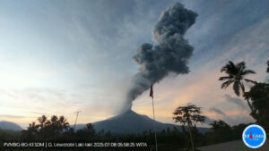 ISLA DE FLORES (INDONESIA), 08/07/2025.- El volcán indonesio Lewotobi Laki-Laki erupciona por segundo día consecutivo, este martes, al sureste de la Isla de Flores. EFE/Centro de Vulcanología y Mitigación de Riesgos Geológicos (PVMBG). SOLO USO EDITORIAL/SOLO DISPONIBLE PARA ILUSTRAR LA NOTICIA QUE ACOMPAÑA (CRÉDITO OBLIGATORIO)