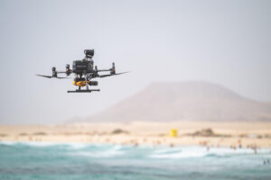El Gobierno de Canarias probará en las playas de Corralejo (Fuerteventura) el uso de drones de altas prestaciones para salvamento y rescate, a través de un programa piloto de doce meses de duración. El consejero de Política Territorial, Manuel Miranda, ha presentado este viernes las pruebas de operación de los drones, capaces de transportar dos salvavidas hasta el lugar donde un bañista se encuentre en apuros. EFE/Carlos de Saá
