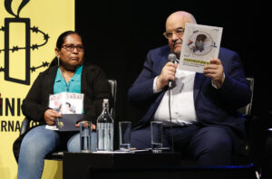 La madre buscadora, Beatriz Zapoteco (i) y el director de Amnistía internacional España, Esteban Beltrán (d) participan durante la presentación de un informe este martes, en Ciudad de México (México). EFE/ Sáshenka Gutiérrez