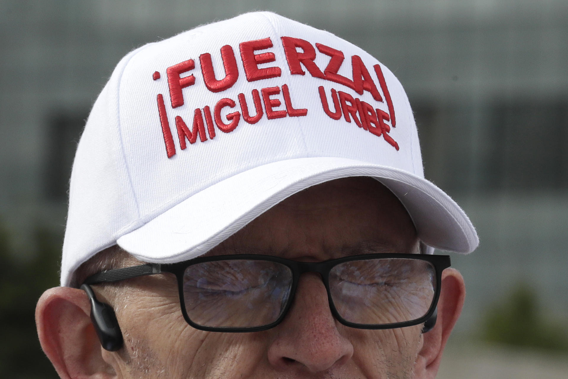 Detalle del rostro de un hombre al orar, antes de participar en la 'Carrera por la vida' en apoyo al senador y precandidato presidencial Miguel Uribe Turbay -quien sufrió un atentado hace un mes-, en el norte de Bogotá (Colombia). EFE/Carlos Ortega