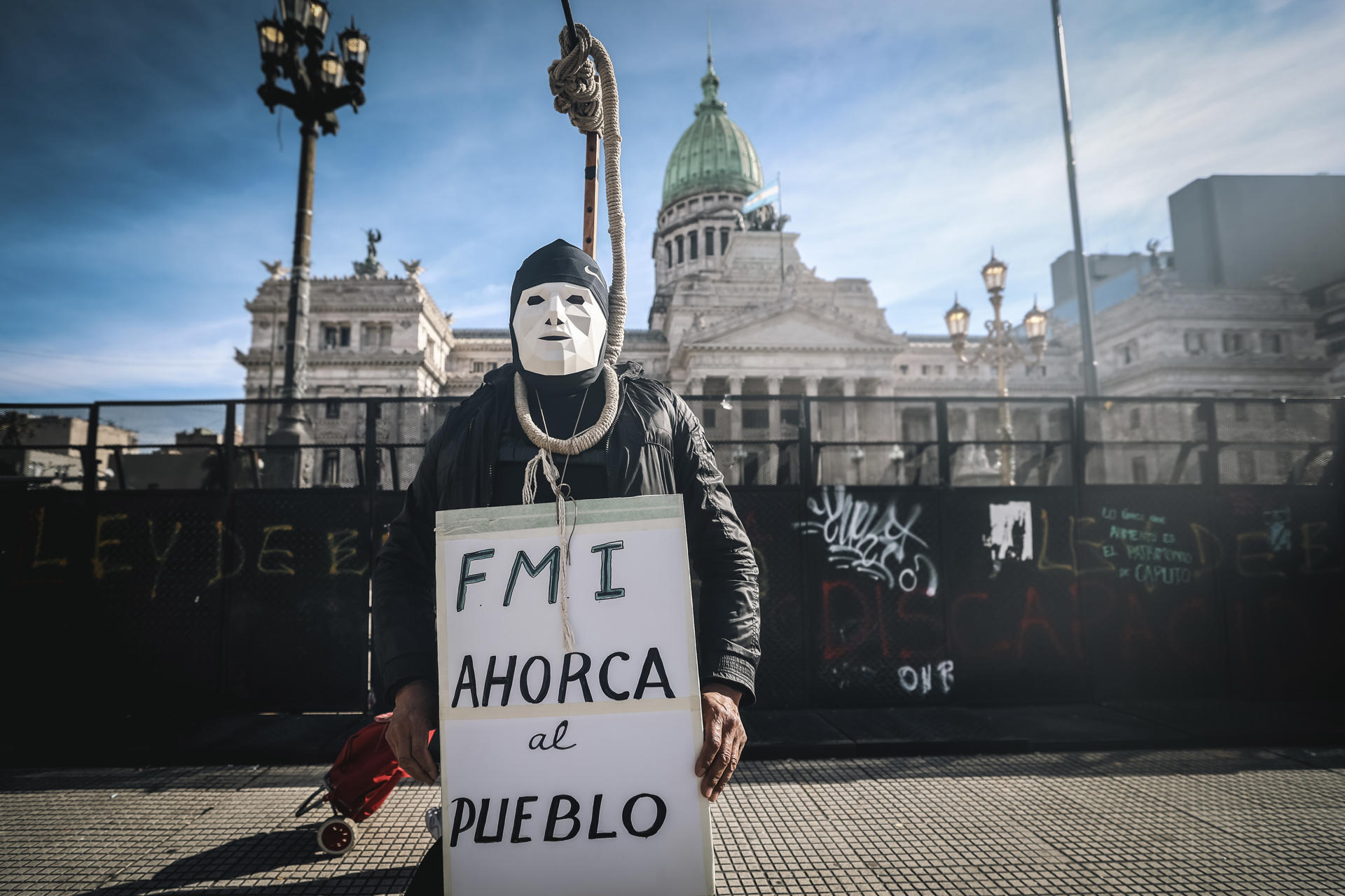 Una persona sostiene un cartel durante una protesta de jubilados este miércoles, en Buenos Aires (Argentina). EFE/ Juan Ignacio Roncoroni
