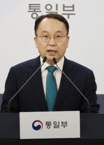 Koo Byoung-sam, portavoz del Ministerio de Unificación, durante una conferencia de prensa en el complejo gubernamental en Seúl, Corea del Sur. EFE/EPA/YONHAP