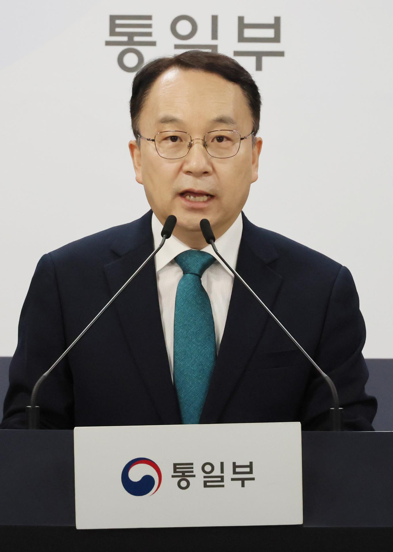 Koo Byoung-sam, portavoz del Ministerio de Unificación, durante una conferencia de prensa en el complejo gubernamental en Seúl, Corea del Sur. EFE/EPA/YONHAP