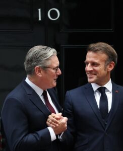 LONDON (United Kingdom), 09/07/2025.- British Prime Minister Keir Starmer (L) greets French President Emmanuel Macron (R) at 10 Downing Street in London, Britain, 09 July 2025. French President Macron and his wife Brigitte are on a three-day state visit to Britain. (Francia, Reino Unido, Londres) EFE/EPA/ANDY RAIN / POOL