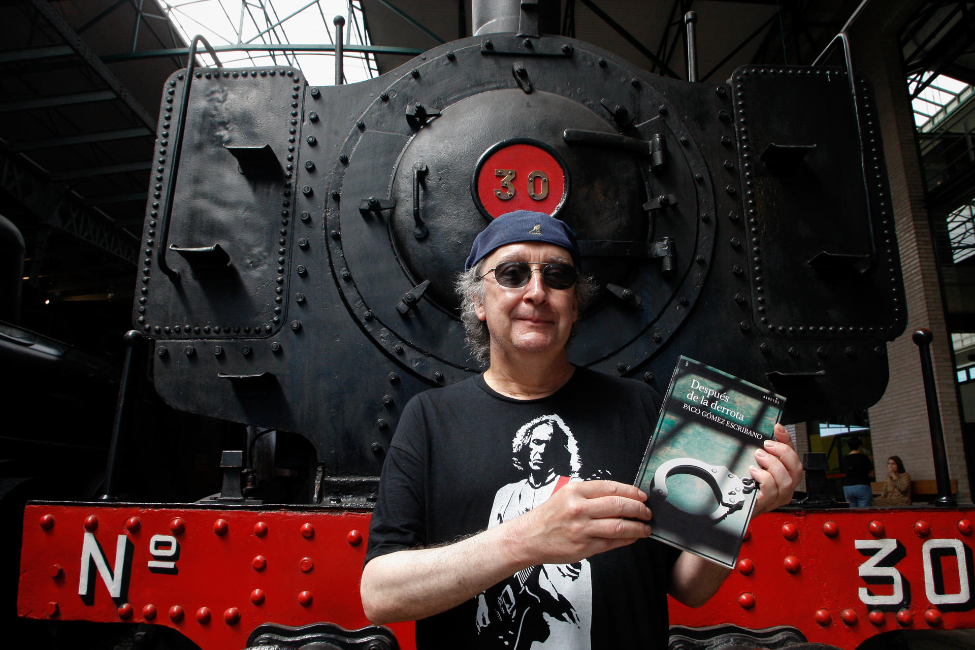 El escritor madrileño Paco Gómez Escribano participa este jueves, en la Semana Negra de Gijón (Asturias), donde opta a premio Dashiell Hammett de novela negra con "Después de la derrota". Paco Gómez Escribano ha mostrado la cara más desesperanzadora de la vida de los fracasados en su libro 'Después de la derrota', que opta al Premio Dashiell Hammett de género policial en la Semana Negra de Gijón. EFE/Juan González
