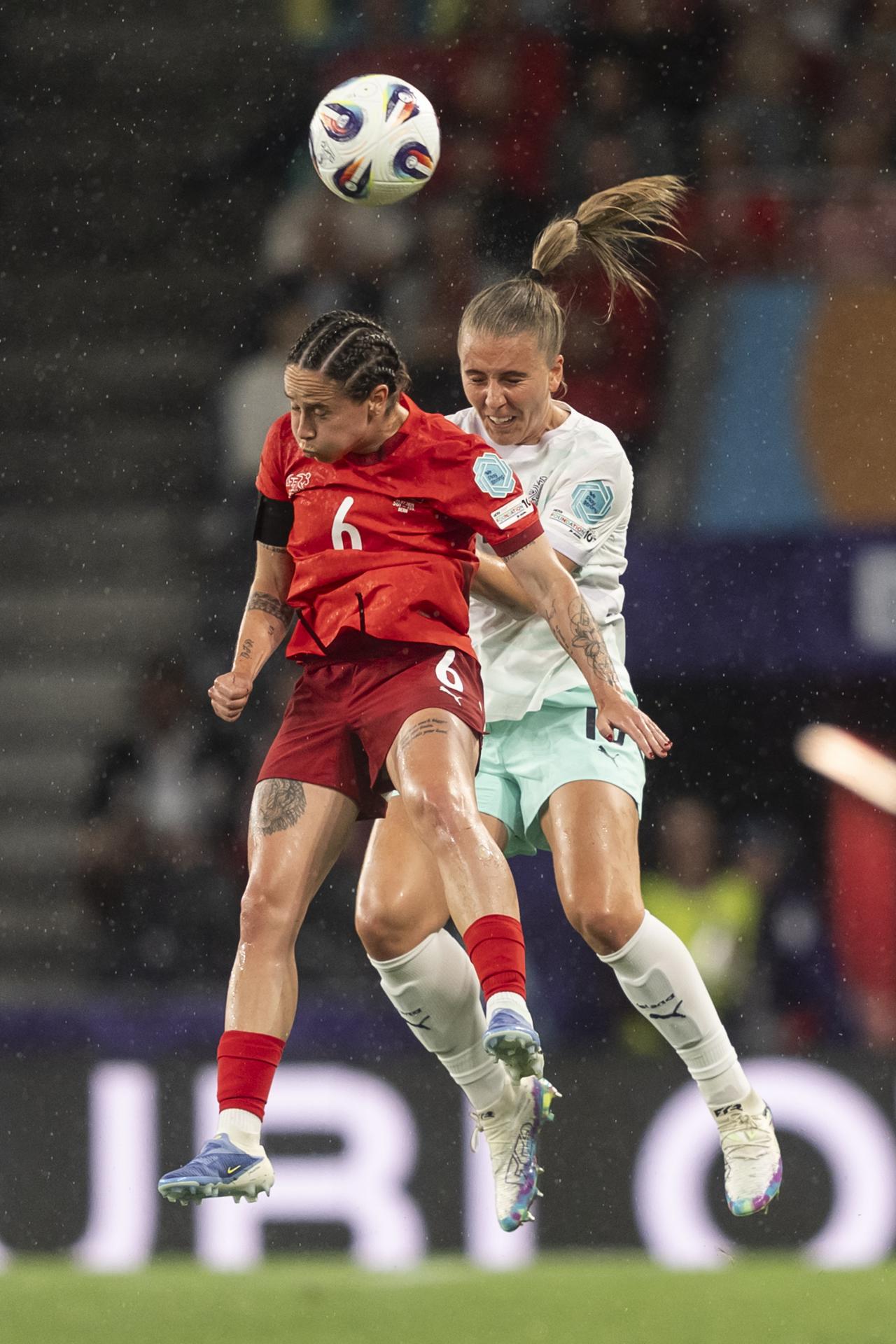 La suiza Geraldine Reuteler (i) y la isalandesa Gudrun Arnardottir en acción durante la segunda jornada de la Eurocopa en Berna. EFE/EPA/SALVATORE DI NOLFI