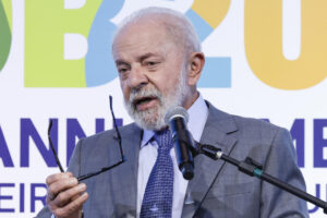 El presidente de Brasil, Luiz Inácio Lula da Silva, fue captado este viernes, 4 de julio, durante la ceremonia de apertura de la X Reunión Anual del Nuevo Banco de Desarrollo, en Río de Janeiro (Brasil). EFE/André Coelho
