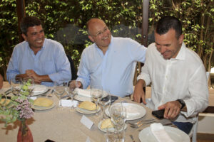 El secretario general del PP, Miguel Tellado, junto al presidente del PPCV y de la Generalitat, Carlos Mazón (i), y al presidente del PP en la provincia de Valencia y de la Diputación en esta provincia, Vicent Mompó (d), durante la reunión de la Junta Directiva del PPCV. EFE/Morell