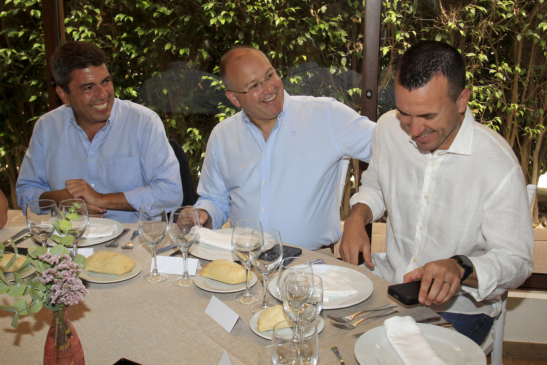 El secretario general del PP, Miguel Tellado, junto al presidente del PPCV y de la Generalitat, Carlos Mazón (i), y al presidente del PP en la provincia de Valencia y de la Diputación en esta provincia, Vicent Mompó (d), durante la reunión de la Junta Directiva del PPCV. EFE/Morell