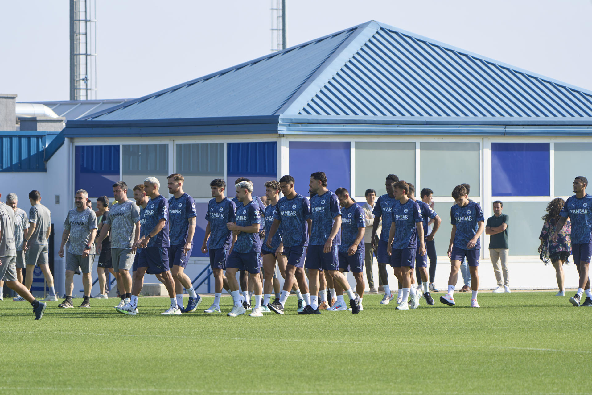 Los jugadores del Deportivo Alavés durante el entrenamiento en la ciudad deportiva de Ibaia (Vitoria-Gasteiz). EFE/ Adrian Ruiz Hierro