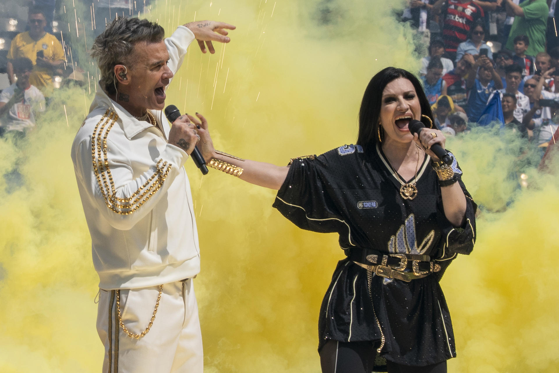 El cantante británico Robbie Williams (i) y la italiana Laura Pausini se presentan antes de la final del Mundial de Clubes entre Chelsea FC y París Saint-Germain (PSG ) en el estadio MetLife en Nueva Jersey (Estados Unidos). EFE/ Ángel Colmenares
