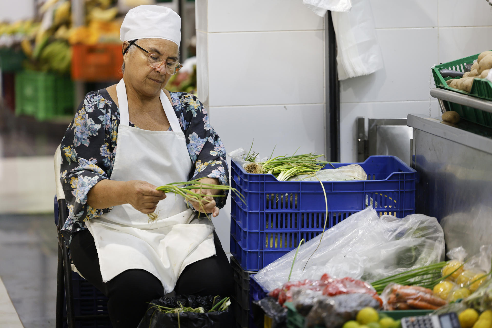 Una persona trabaja en un puesto de alimentos este martes, en el mercado de abastos en La Chorrera, Ciudad de Panamá (Panamá). . EFE/ Bienvenido Velasco