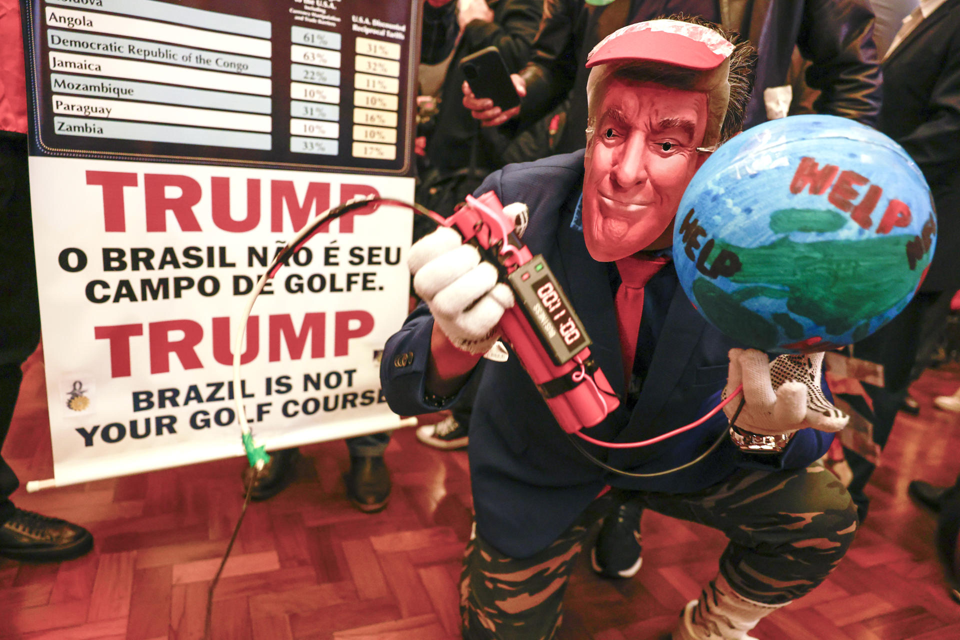 Una persona con una máscara del presidente de Estados Unidos, Donald Trump, asiste al lanzamiento de un manifiesto en defensa de la soberanía nacional este viernes, en São Paulo (Brasil). EFE/ Sebastiao Moreira
