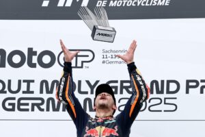 El piloto turco de Red Bull KTM Ajo Deniz Oncu celebra en el podio después de ganar la carrera de Moto2 del Gran Premio de Motociclismo de Alemania, en el circuito de carreras de Sachsenring en Hohenstein-Ernstthal, Alemania. EFE/EPA/FILIP SINGER