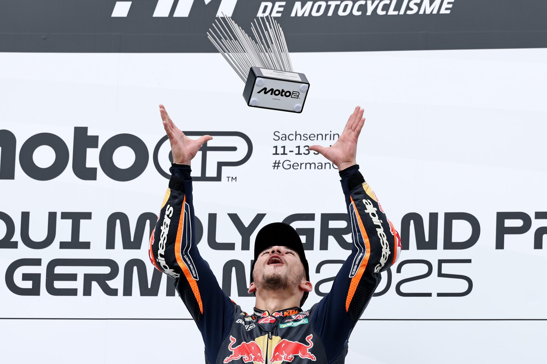 El piloto turco de Red Bull KTM Ajo Deniz Oncu celebra en el podio después de ganar la carrera de Moto2 del Gran Premio de Motociclismo de Alemania, en el circuito de carreras de Sachsenring en Hohenstein-Ernstthal, Alemania. EFE/EPA/FILIP SINGER