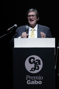 El director general de la Fundación Gabo, Jaime Abello, habla durante la entrega de los Premios Gabo este sábado, en Bogotá (Colombia). EFE/Carlos Ortega