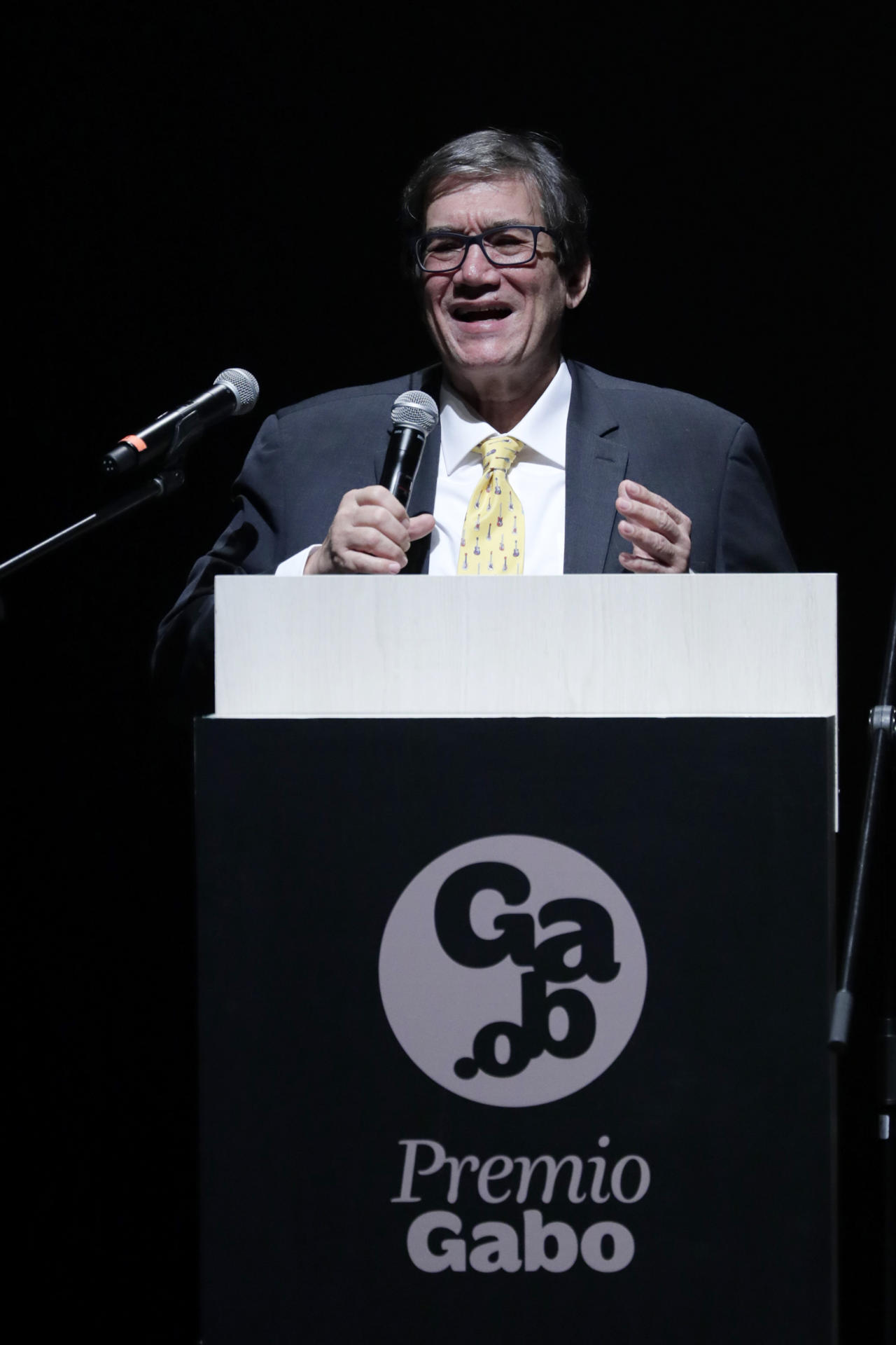 El director general de la Fundación Gabo, Jaime Abello, habla durante la entrega de los Premios Gabo este sábado, en Bogotá (Colombia). EFE/Carlos Ortega