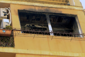 Vista general del domicilio incendiado por un hombre de 35 años detenido la pasada madrugada acusado de intentar asesinar a su pareja sentimental, de 39, provocando un incendio en la vivienda donde residen, en el centro de la ciudad de Alicante. EFE/Morell