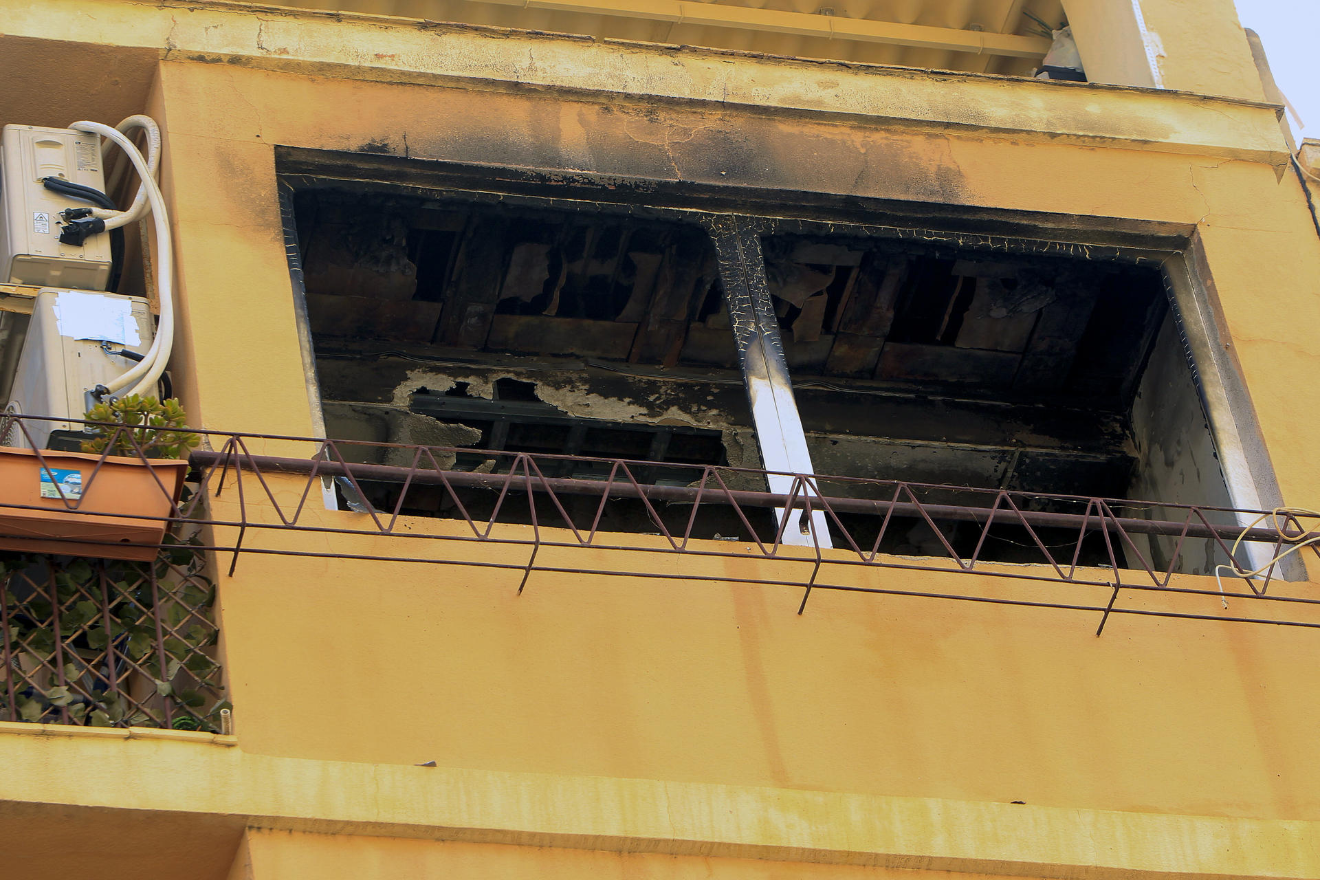 Vista general del domicilio incendiado por un hombre de 35 años detenido la pasada madrugada acusado de intentar asesinar a su pareja sentimental, de 39, provocando un incendio en la vivienda donde residen, en el centro de la ciudad de Alicante. EFE/Morell