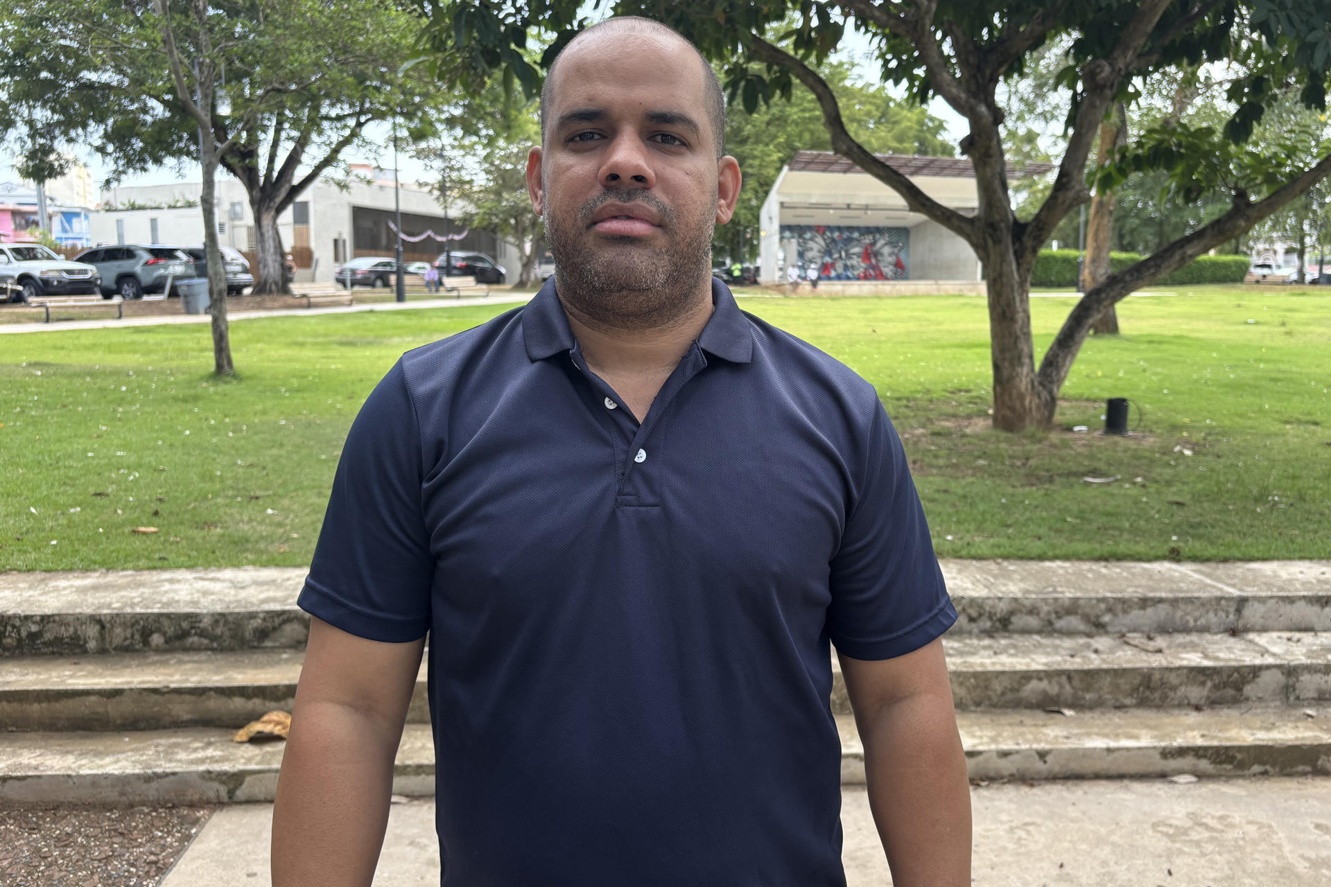 El inmigrante dominicano Gerard Hernández al posar para EFE, durante un entrevista con EFE, en la Plaza Antonio R. Barceló de San Juan (Puerto Rico). EFE/Esther Alaejos
