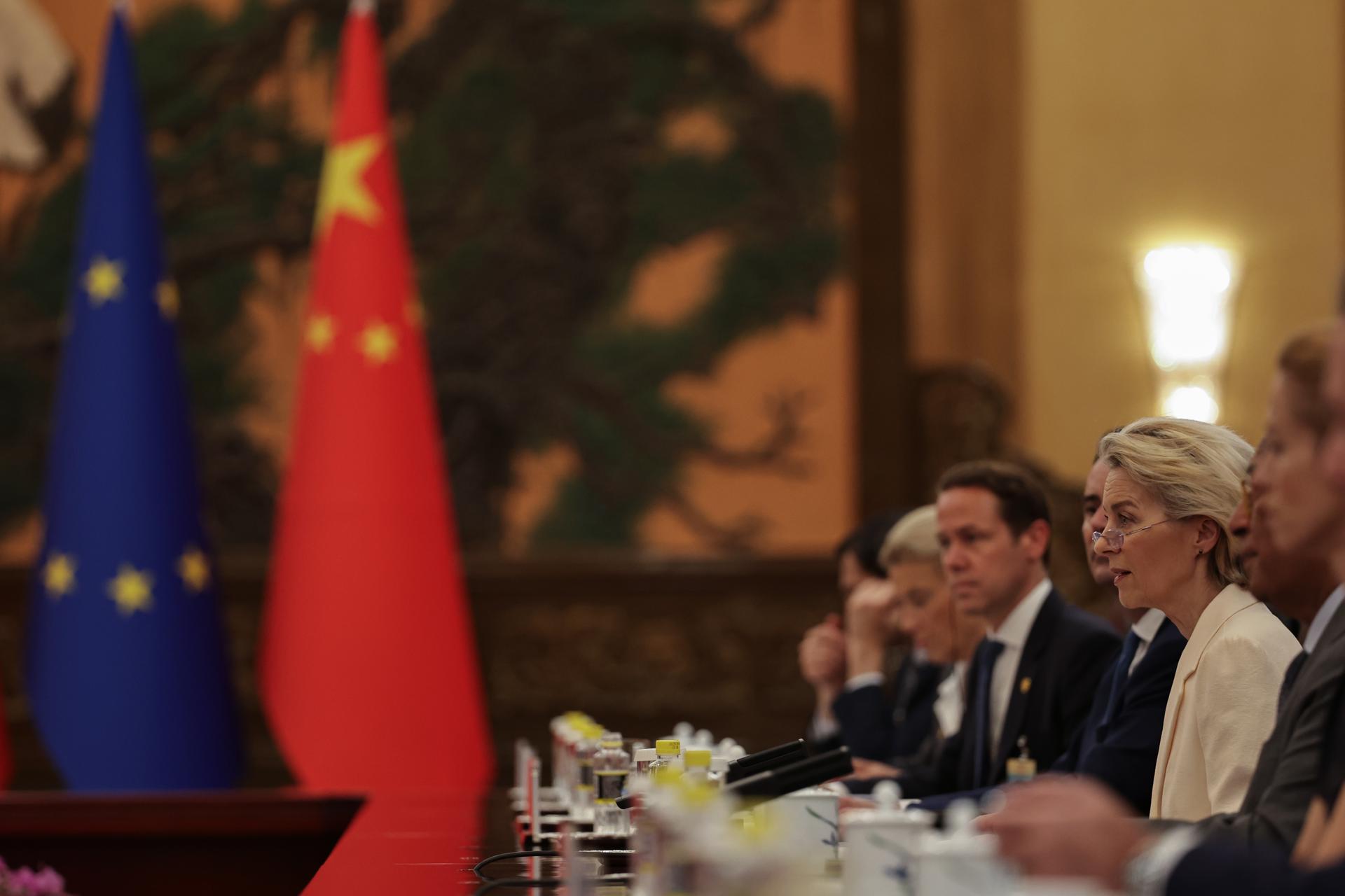 La presidenta de la Comisión Europea, Ursula von der Leyen, habla durante la apertura de la 25ª Cumbre Unión Europea-China en el Gran Salón del Pueblo de Pekín, China, el 24 de julio de 2025. EFE/EPA/ANDRES MARTINEZ CASARES / EPA / POOL