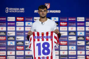 El defensa Marc Pubill posa con la camiseta durante su presentación como nuevo jugador del Atlético de Madrid en el Metropolitano. EFE/ Chema Moya
