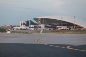 Fotografía de archivo que muestra una de las pistas del Aeropuerto Internacional de Carrasco (Uruguay). EFE/ Gastón Britos