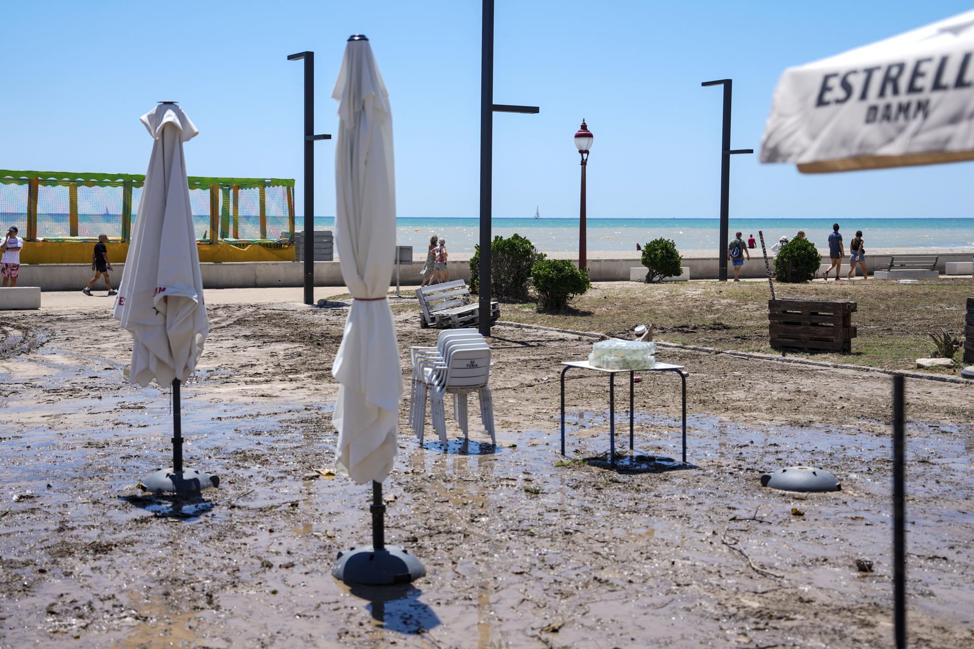Daños causados tras la creída del río Foix, a su paso por la localidad de Cubelles, donde están desaparecidas dos personas que fueron arrastradas por las aguas. EFE/Enric Fontcuberta