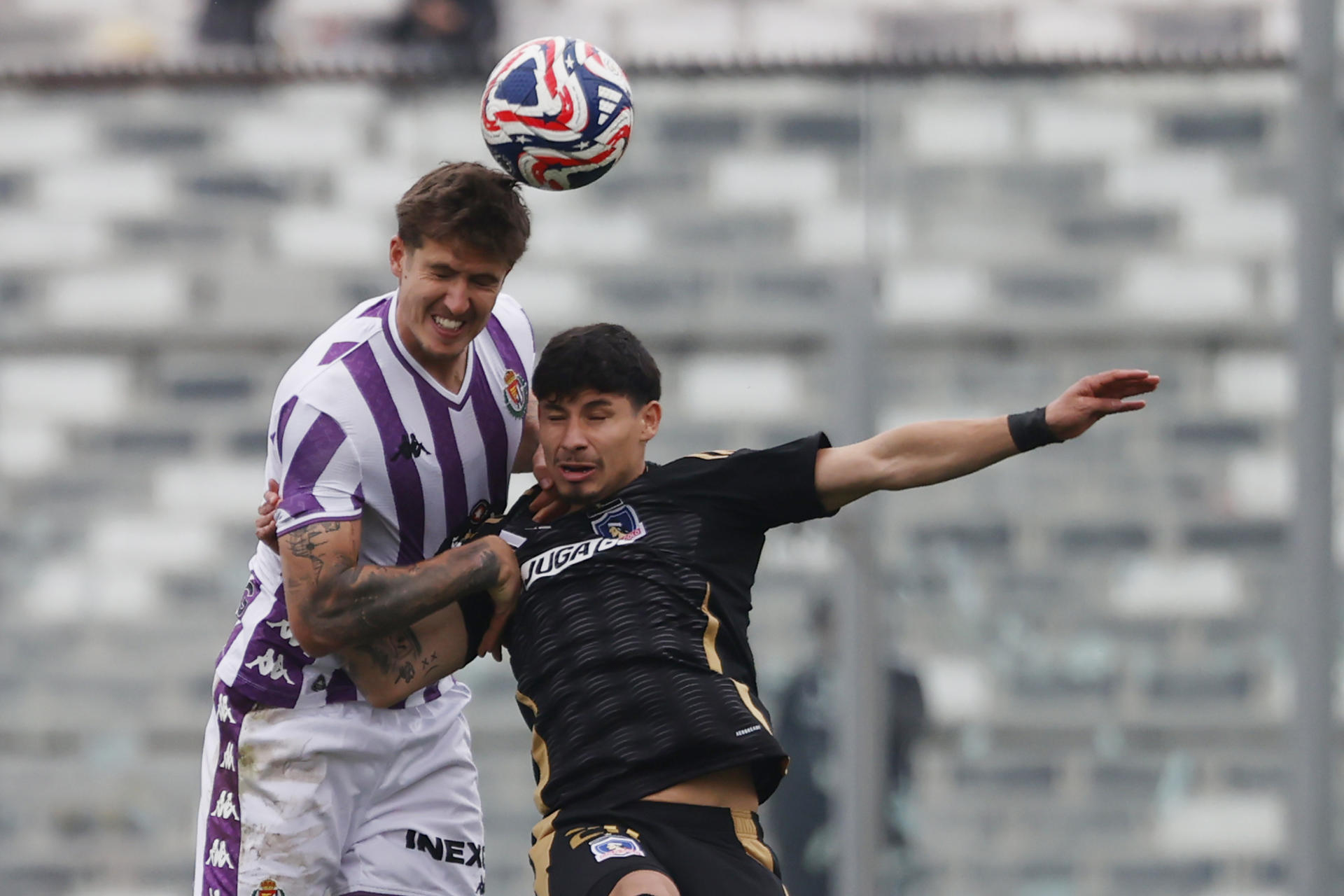 Alexander Oroz (d), de Colo Colo, disputa el balón con Tamás Nikitscher, de Valladoli, durante un partido amistoso del Desafío Centenario Copa Jetour entre Colo-Colo y Real Valladolid en el Estadio Monumental en Santiago (Chile). EFE/Elvis González