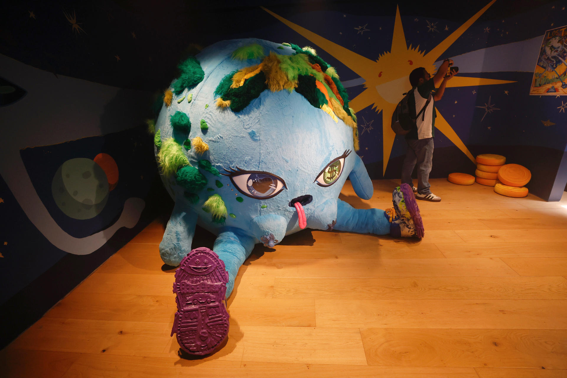 Una persona visita la exposición 'Extra-Terrestre' este jueves en casa Hotbook, Ciudad de México (México). EFE/ Sáshenka Gutiérrez