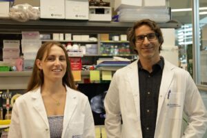 La investigadora Catalina Rozalén y el investigador Toni Celià-Terrassa. Crédito: Instituto de Investigación del Hospital del Mar.