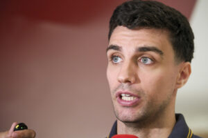 El base del Dreamland Gran Canaria Carlos Alocén ha explicado este viernes que se está recuperando bien de la rotura de ligamento cruzado en la rodilla derecha que sufrió en enero, aunque aún no se marca un plazo concreto para volver al equipo. EFE/Ángel Medina G.