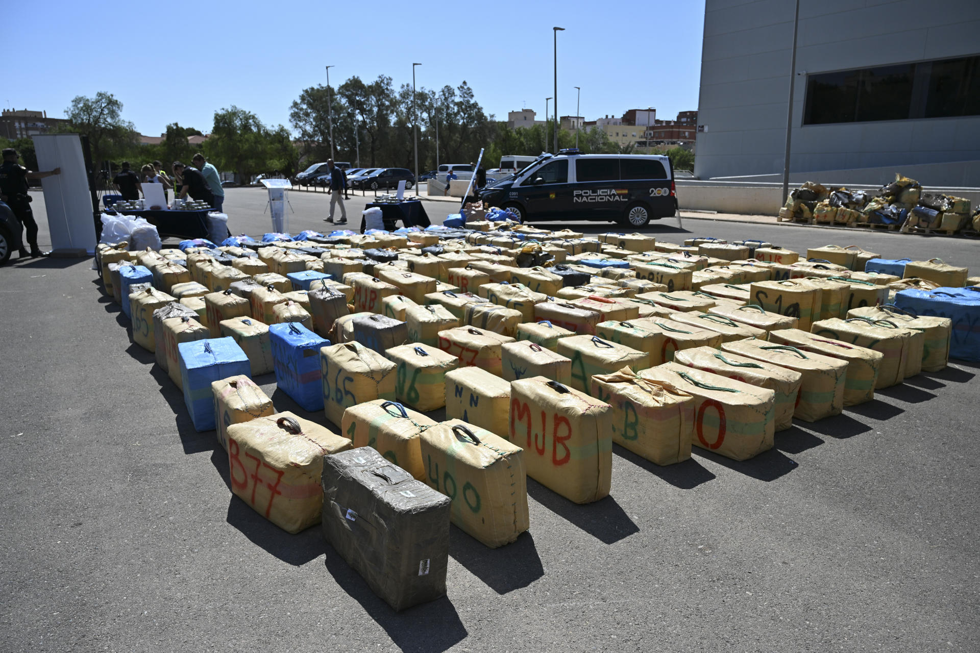 Imagen del material incautado por agentes de la Policía Nacional adscritos a la Unidad de Drogas y Crimen Organizado (UDYCO) en una operación en la que han sido detenidas ocho personas, cinco de ellas en Almería y otras tres en Torremolinos (Málaga), y se encuentran en prisión provisional por su presunta implicación en una organización criminal dedicada al tráfico de drogas, tras la intervención de 15.363 kilos de hachís ocultos entre palés de sandías y falsas patatas de plástico.EFE/Carlos Barba
