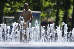 Gente se refresca en una fuente pública en Duisburgo, Alemania. EFE/EPA/CHRISTOPHER NEUNDORF