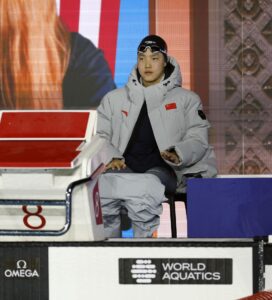 La nadadora china Zidi Yu se prepara para competir en la final de los 200 metros mariposa femenino en el Campeonato Mundial de Natación Singapur 2025. EFE/EPA/RUNGROJ YONGRIT