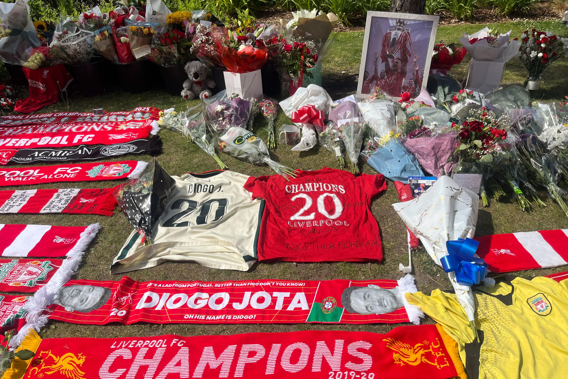 Anfield llora incrédulo la muerte de Diogo Jota, que "nunca caminará solo". EFE/ Miguel Salvatierra