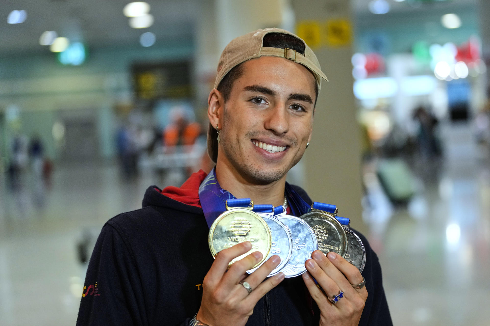 El nadador artístico Dennis González a su llegada al aeropuerto de El Prat, en Barcelona. EFE/ Alejandro García