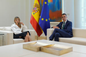 Imagen de archivo del presidente del Gobierno, Pedro Sánchez en Moncloa con la vicepresidenta segunda, Yolanda Díaz. EFE/ Borja Sanchez-trillo