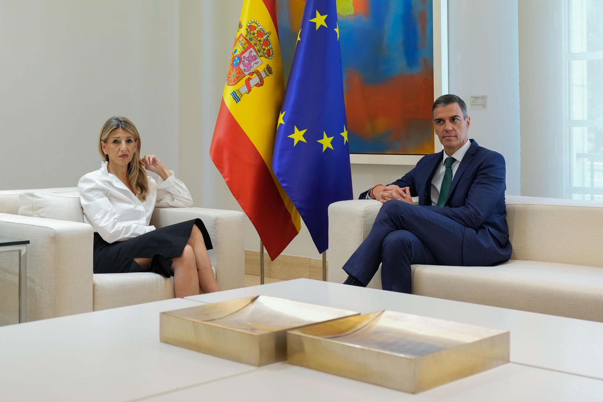 Imagen de archivo del presidente del Gobierno, Pedro Sánchez en Moncloa con la vicepresidenta segunda, Yolanda Díaz. EFE/ Borja Sanchez-trillo