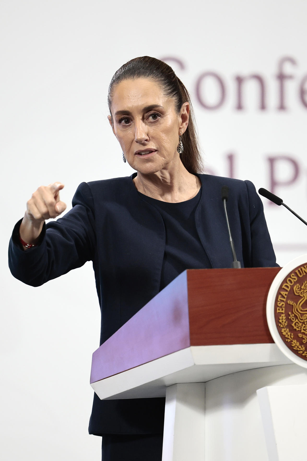 La presidenta de México, Claudia Sheinbaum, habla en una rueda de prensa este viernes, en el Palacio Nacional de la Ciudad de México (México). EFE/José Méndez
