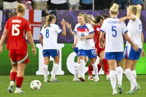 La jugadora inglesa Aggie Beever-Jones (C) celebra el 6-1 durante el partido del grupo D que han jugado Inglaterra y Gales en St. Gallen, Suiza. EFE/EPA/GIAN EHRENZELLER