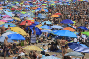 Cientos de personas disfrutan en la playa de la Malvarrosa, en Valencia. EFE/ Kai Forsterling