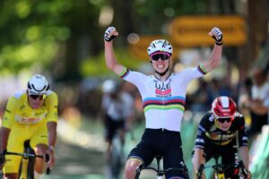 El esloveno Tadej Pogacar celebra la victoria en la cuarta etapa del Tour. EFE/EPA/MARTIN DIVISEK